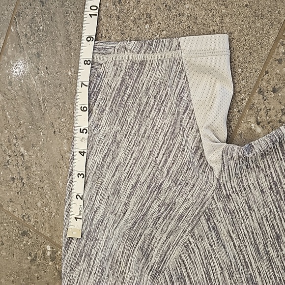 Oakley men's athletic shirt . 100% polyester. Hidden pocket. Size M. Reg fit - Picture 6 of 10